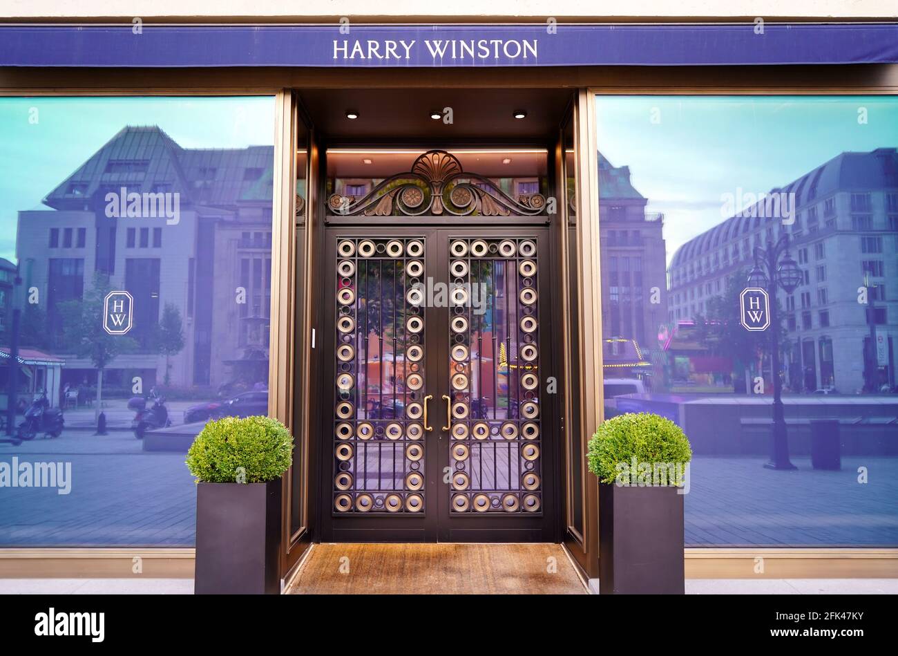 Vista frontal de la joyería American Harry Winston en el centro de Düsseldorf. Harry Winston es una marca de lujo fundada en 1932 en Nueva York. Foto de stock