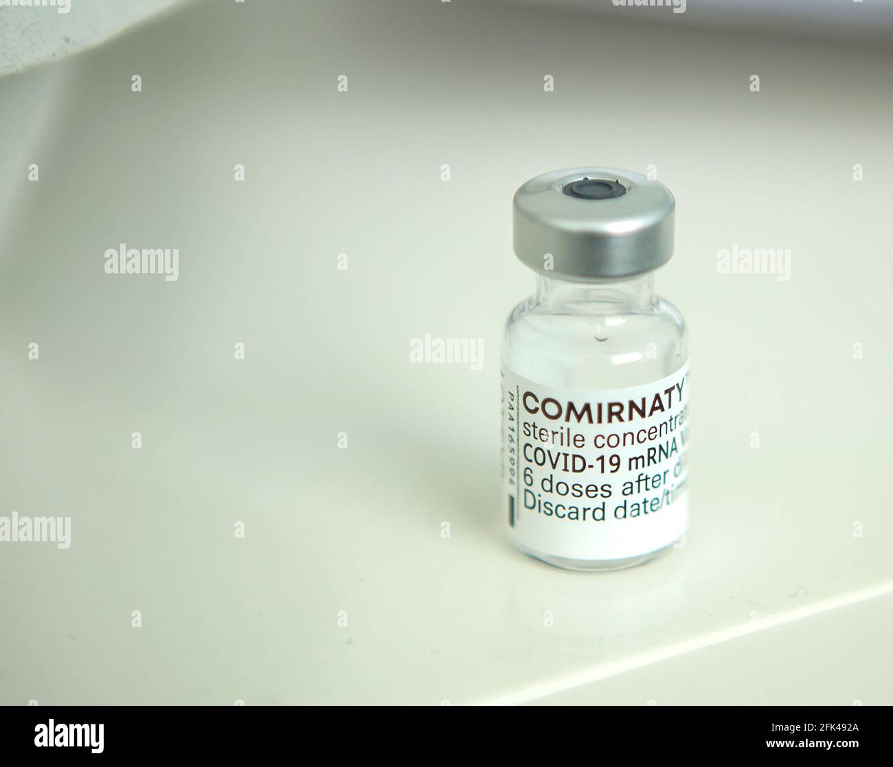 Impfung gegen Covid 19 / Corona mit dem Impfstoff von BioNTech / Pfizer bei der Hausarztpraxis Dr. Ruf en Düsseldorf Foto de stock