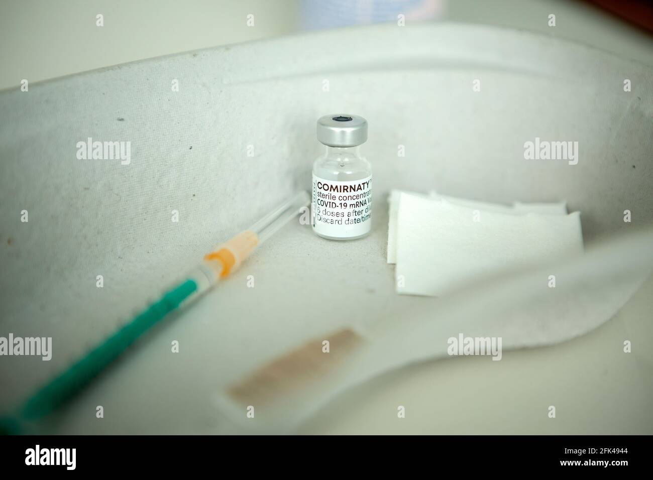 Impfung gegen Covid 19 / Corona mit dem Impfstoff von BioNTech / Pfizer bei der Hausarztpraxis Dr. Ruf en Düsseldorf Foto de stock