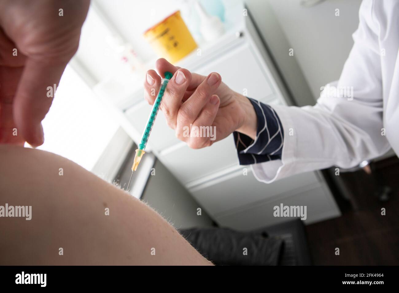 Impfung gegen Covid 19 / Corona mit dem Impfstoff von BioNTech / Pfizer bei der Hausarztpraxis Dr. Ruf en Düsseldorf Foto de stock