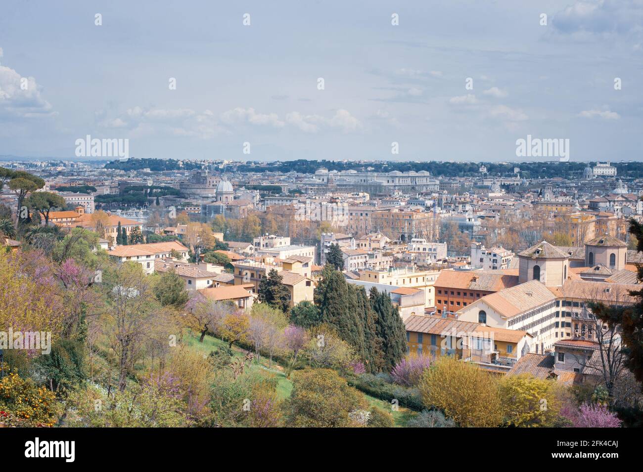 Vista desde el Parco del Gianicolo con vistas a Regina Coeli en Roma Trastevere Foto de stock