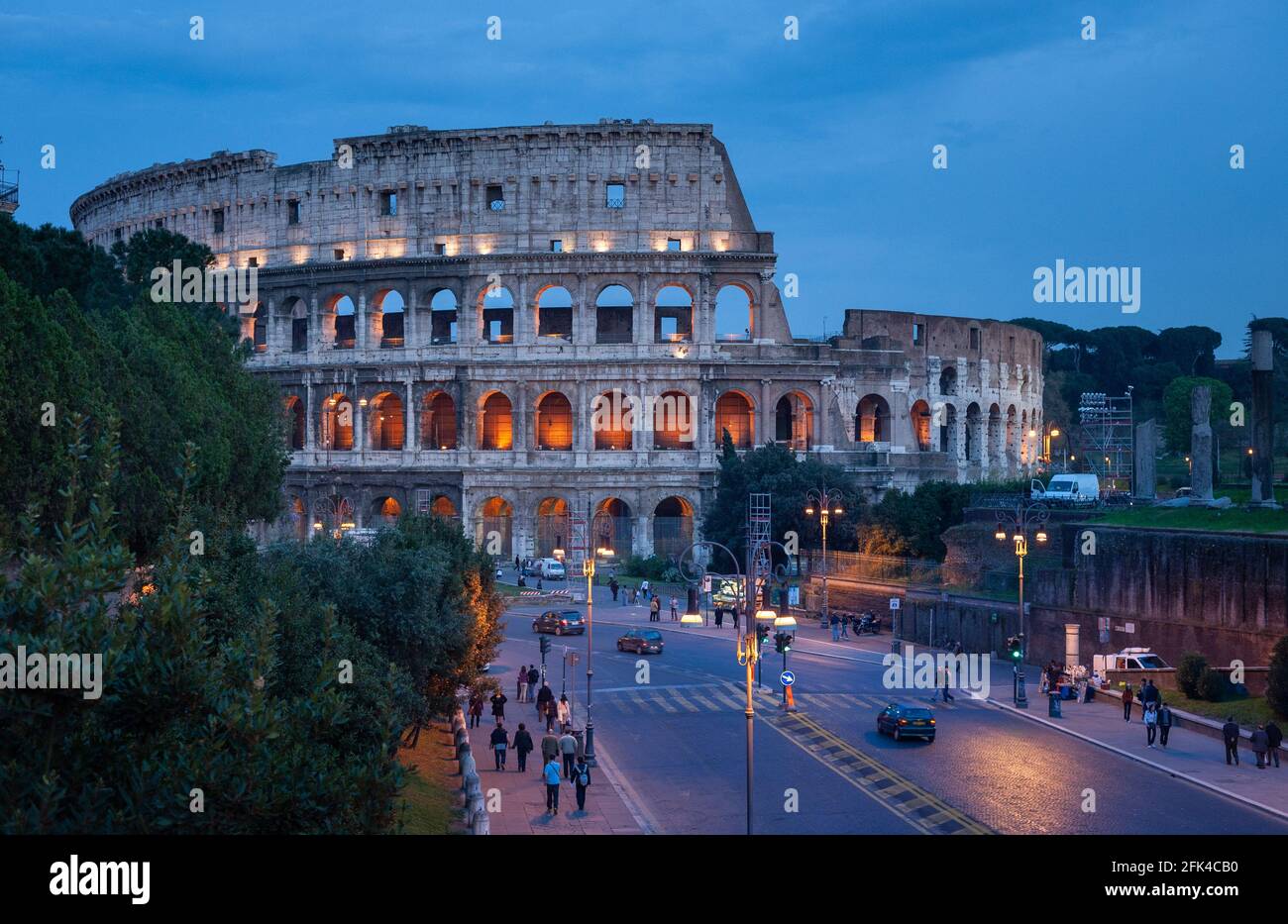 Roma Italia y una vista del Coliseo y el Via dei Fori Imperiali por la noche Foto de stock