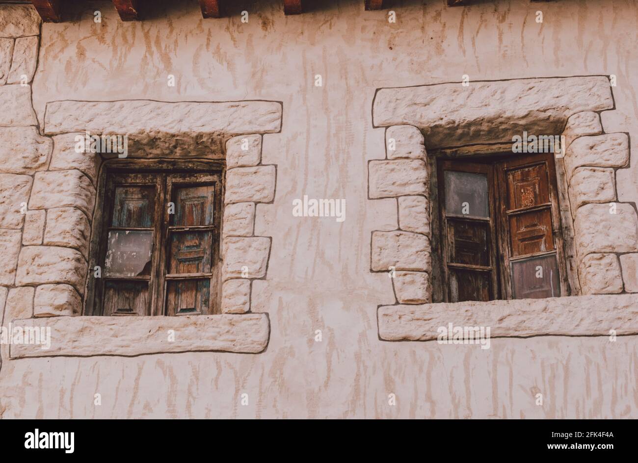 Foto en ángulo bajo de las ventanas antiguas y rústicas un edificio antiguo  Fotografía de stock - Alamy