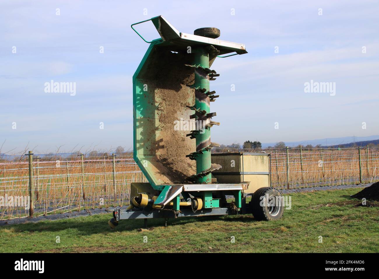 Máquina para cortar abono en un remolque Foto de stock