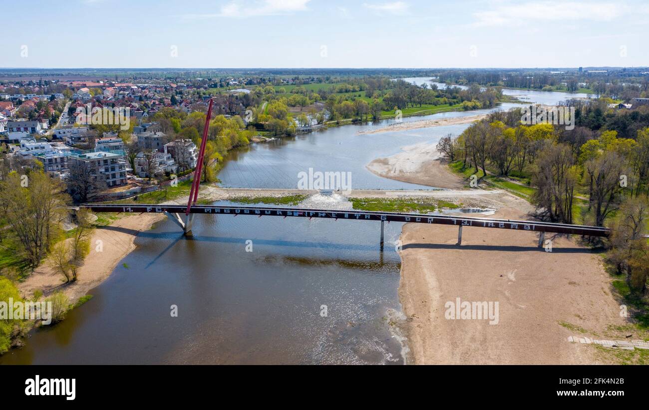 Magdeburg, Alemania. 27th de Abr de 2021. Puente en la cascada de Cracovia. (Grabado con un drone) Crédito: Stephan Schulz/dpa-Zentralbild/ZB/dpa/Alamy Live News Foto de stock