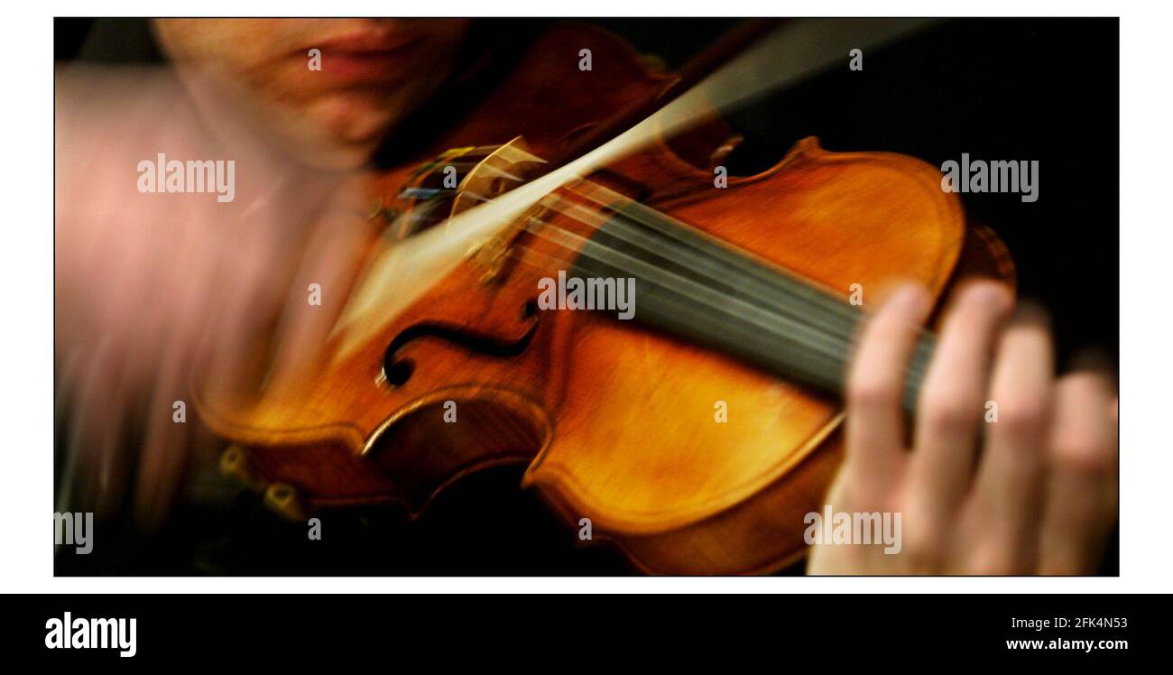 Un violín raro de Pietro Guarneri, uno de los 9 violines del famoso fabricante que ha aparecido en la subasta en los últimos 20 años, siendo interpretado por Martin Gwilym-Jones. Se subastará en Sotheby's, Londres, on11 de marzo de 2003. (Estimado para obtener de 200 a 250 000)pic David Sandison 25/2/2003 Foto de stock