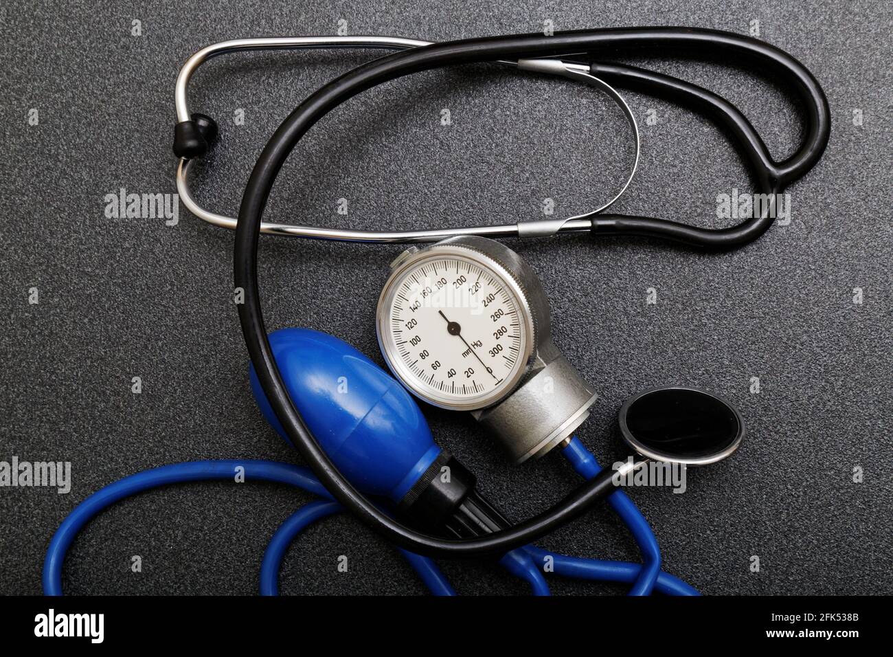 instrumentos médicos para medir la presión arterial - estetoscopio y  tonómetro Fotografía de stock - Alamy