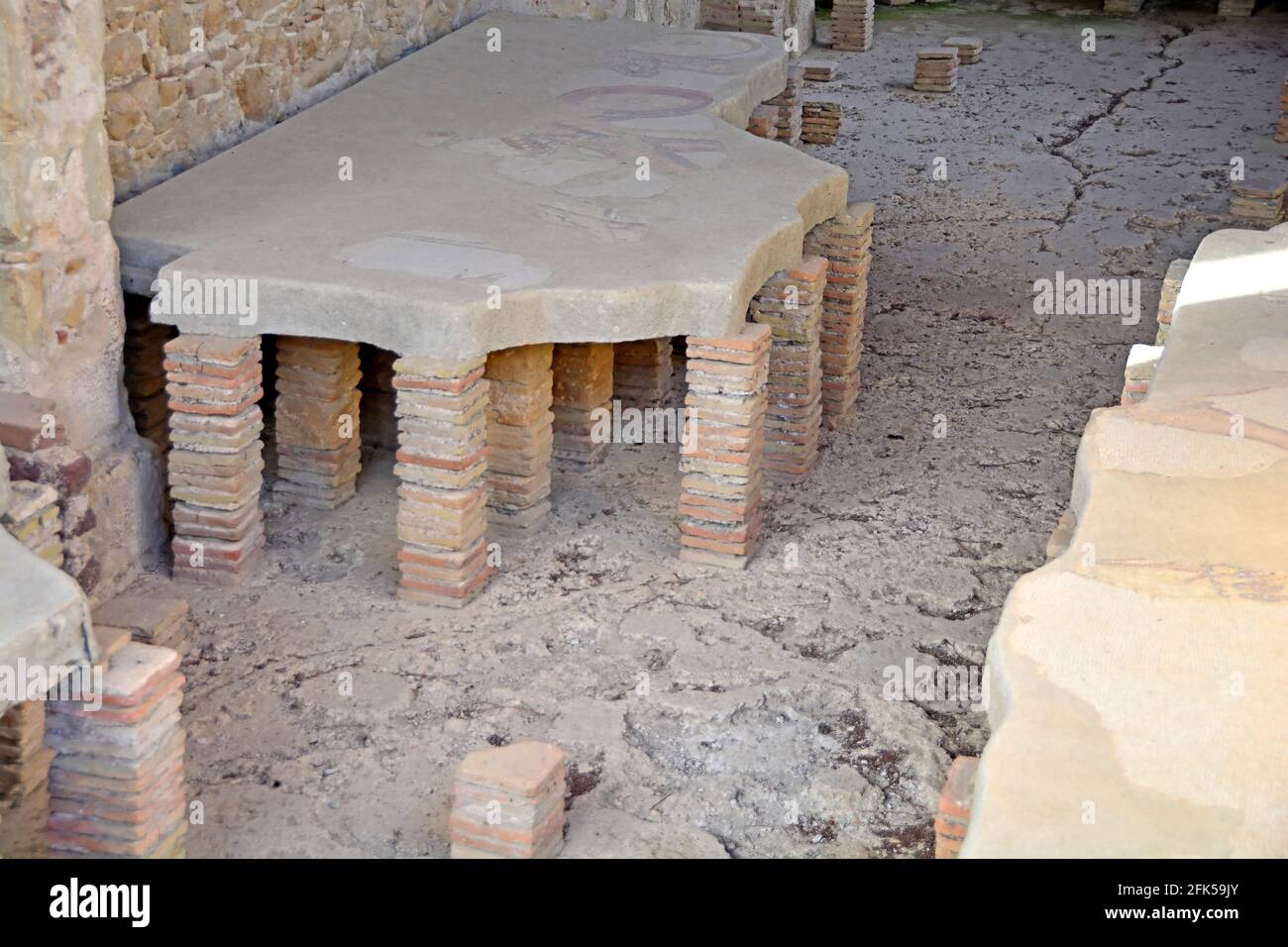 Antigua calefacción central romana llamada calentamiento del holocausto  bajo el suelo de mosaico. En la lista de la UNESCO antiguos mosaicos romanos  en la Villa Romana del Casale Fotografía de stock -