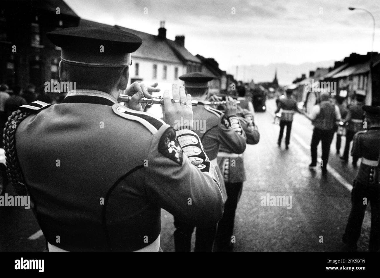 Marcha sin voto en Irlanda del Norte de los protestantes preocupados liderados Por una banda marchante en Antrim Foto de stock