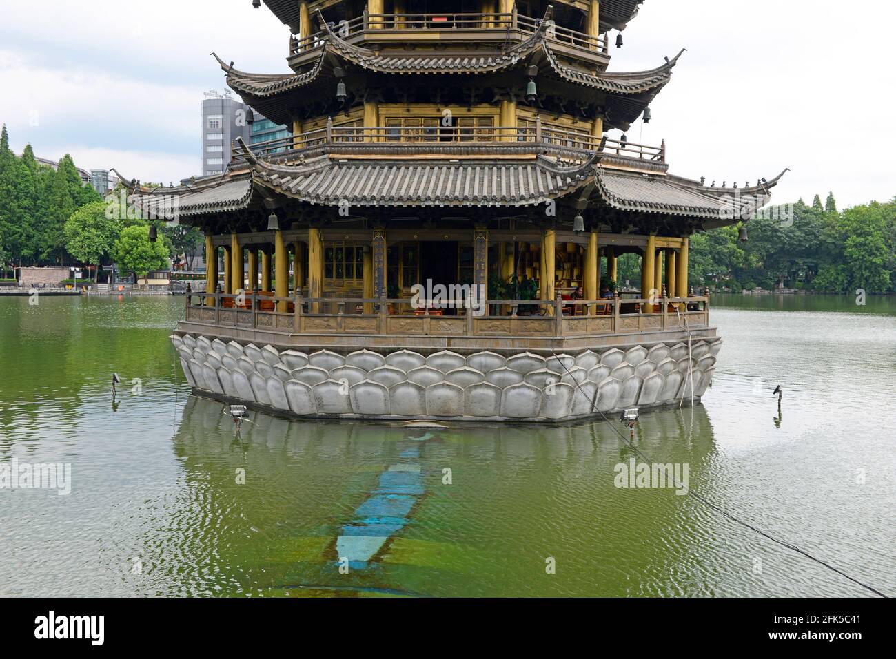La pagoda de la Luna en Guilin. Las pagodas del Sol y la Luna fueron reconstruidas en 2001 de acuerdo a los planes antiguos. Guilin, Guangxi, China. Foto de stock