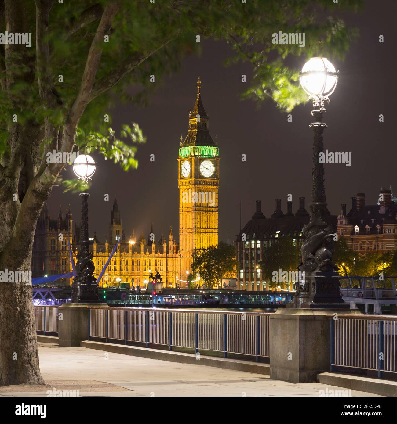 Elizabeth Tower en las Casas del Parlamento, Westminster, Inglaterra, tomada por la noche desde el Banco del Sur, terreno público. Foto de stock