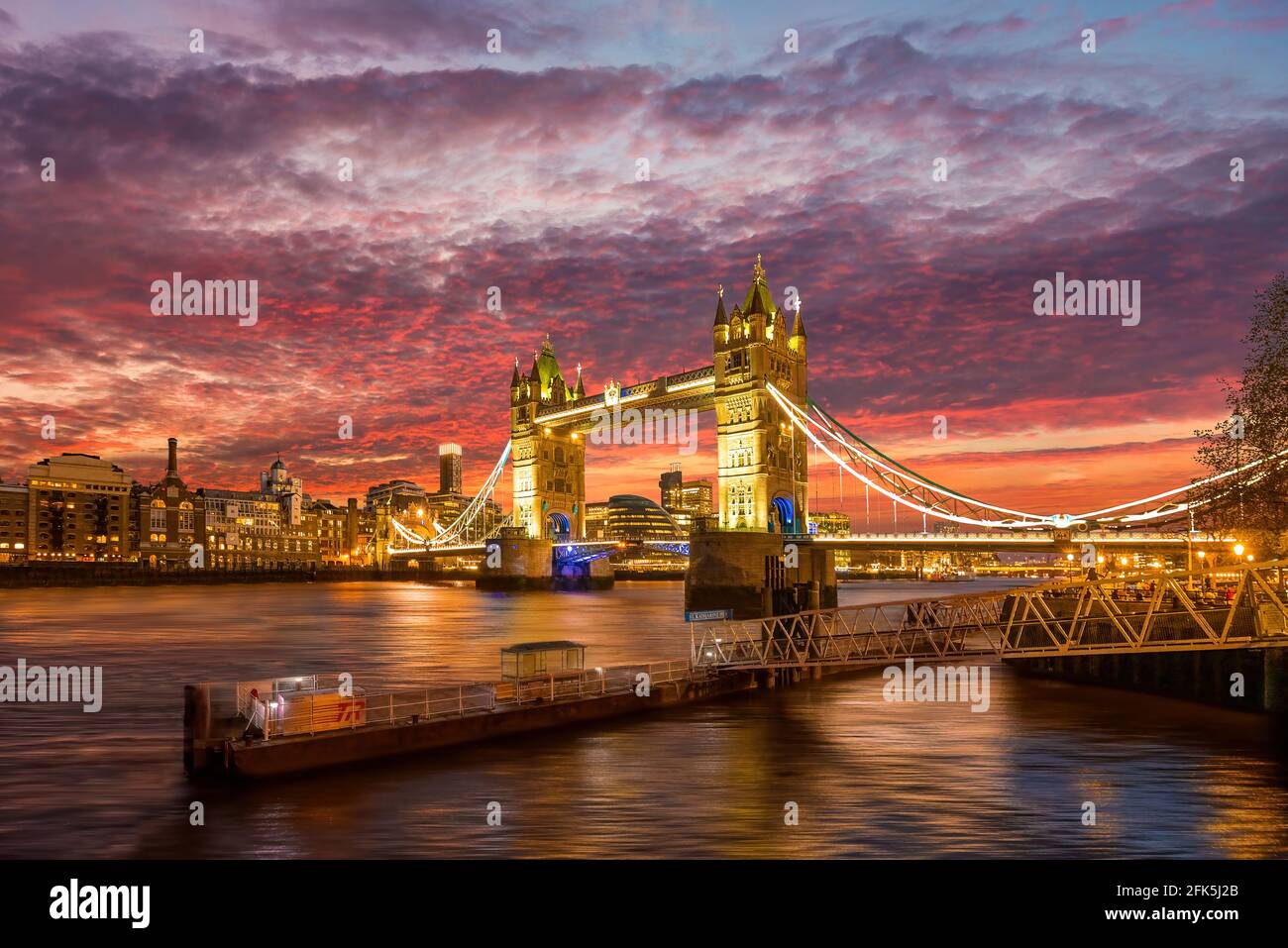 Tower Bridge iluminado al atardecer, Londres, Inglaterra Foto de stock