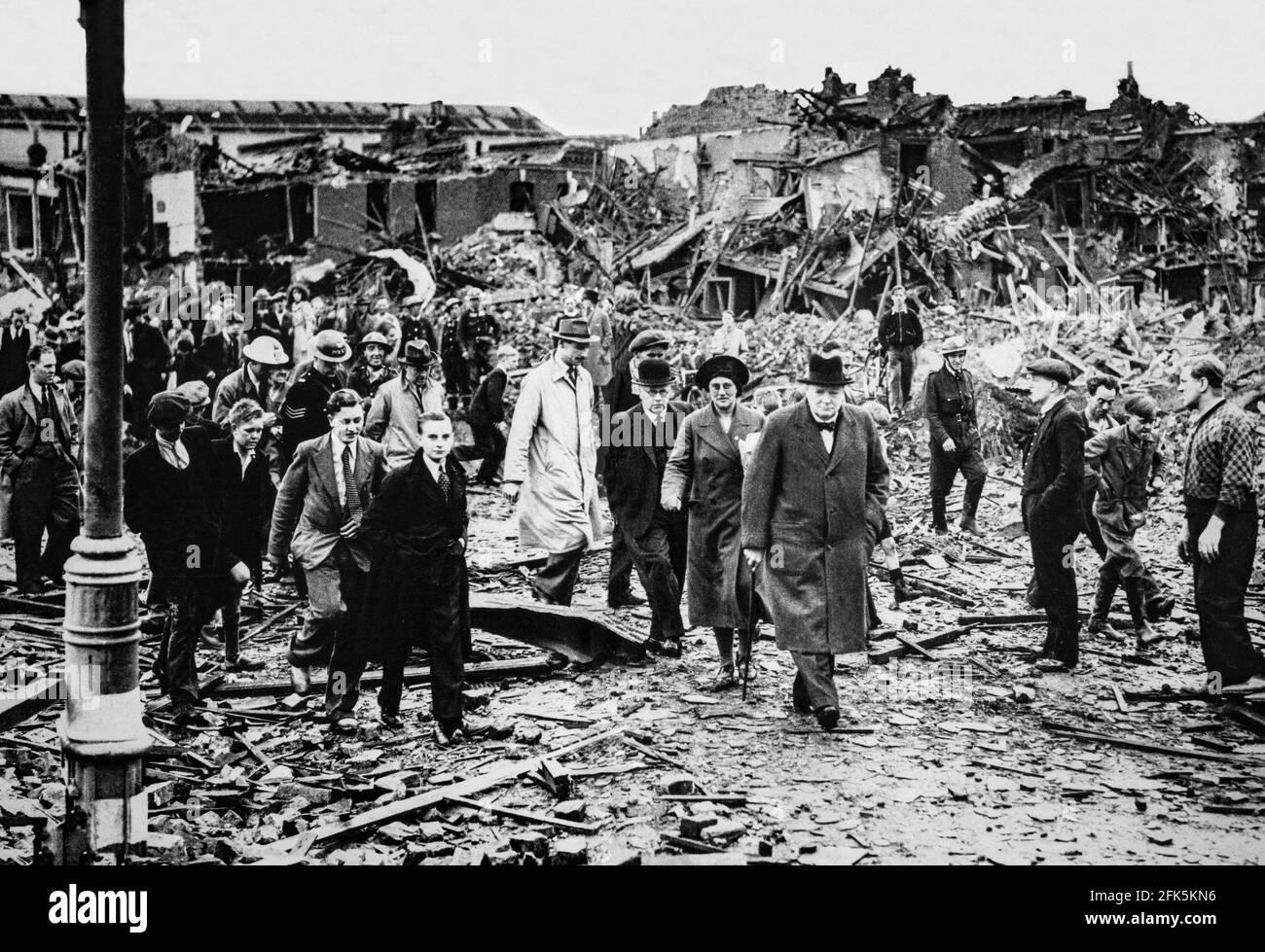 La Segunda Guerra Mundial, y después de un fuerte ataque aéreo alemán sobre  Battersea en Londres, Inglaterra durante el bombardeo de 1940, el primer  ministro Winston Churchill, camina por los restos de