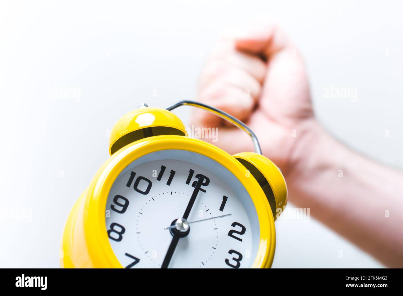 El pu o apaga el despertador a las 6 del reloj en la Ma ana