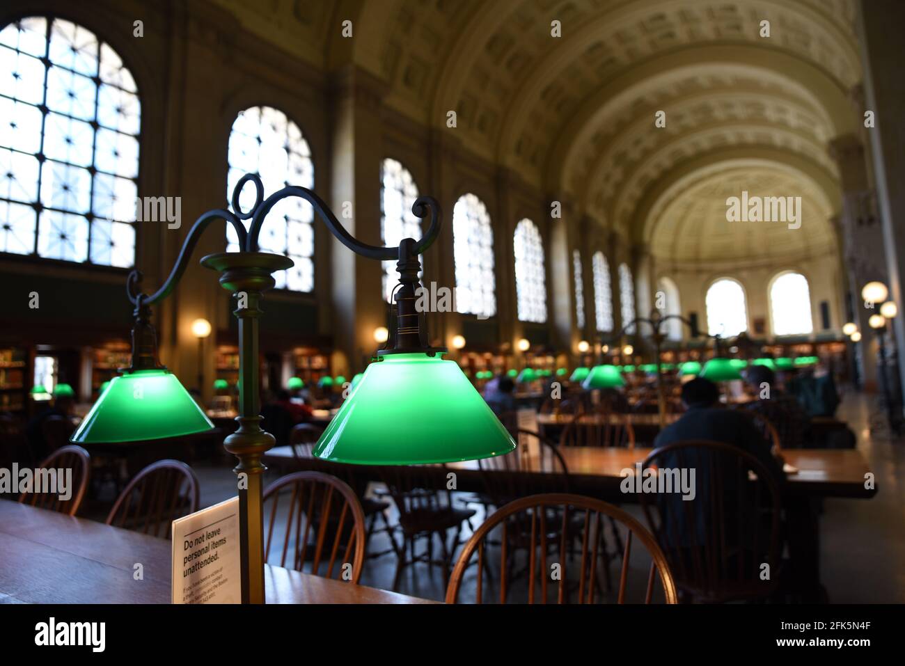 Elegante lámpara verde vintage en el fondo de la biblioteca borrosa  Fotografía de stock - Alamy
