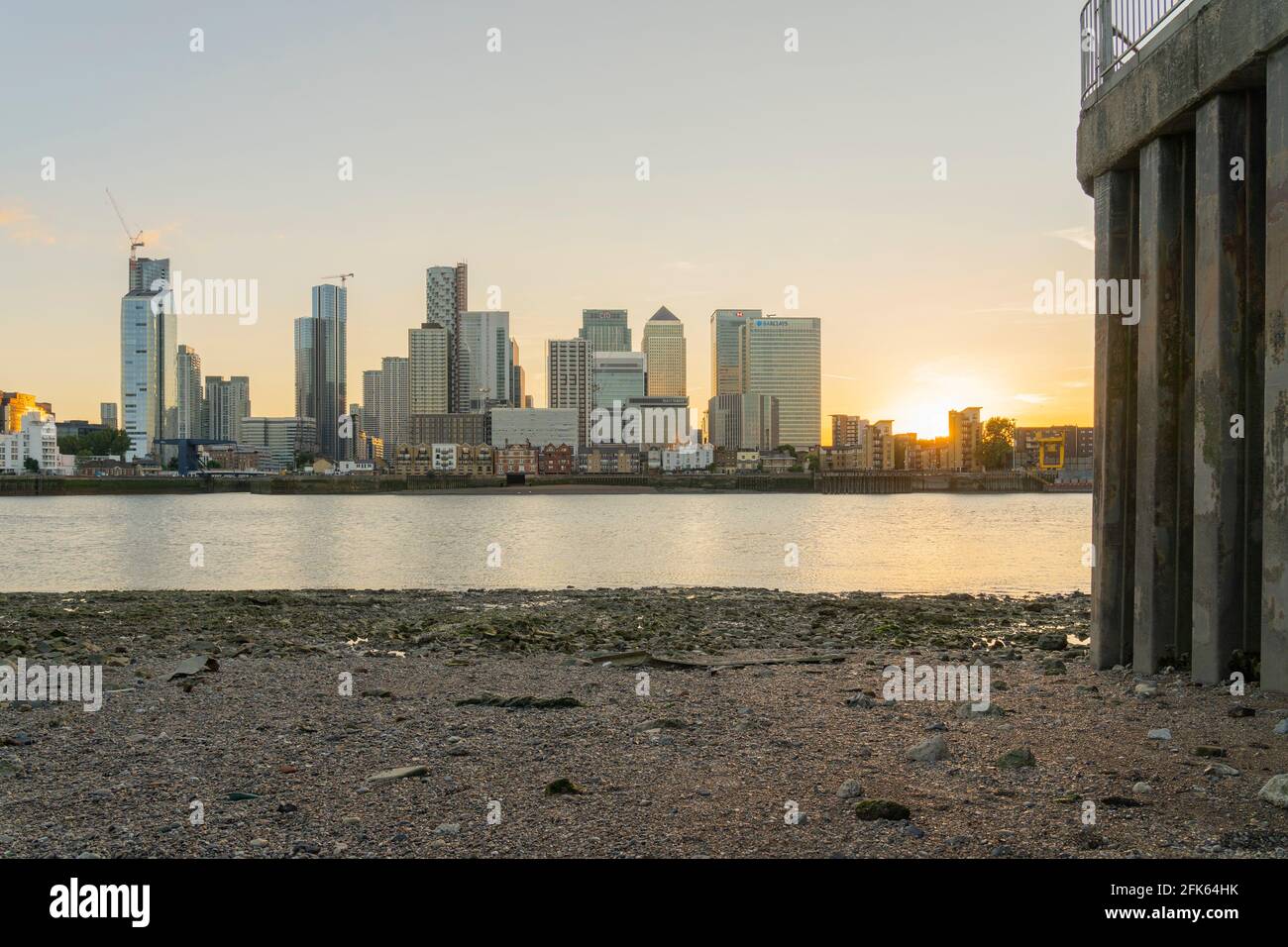 Julio de 2020. Londres. Vista de Canary Wharf y el río Támesis, Londres, Inglaterra Foto de stock
