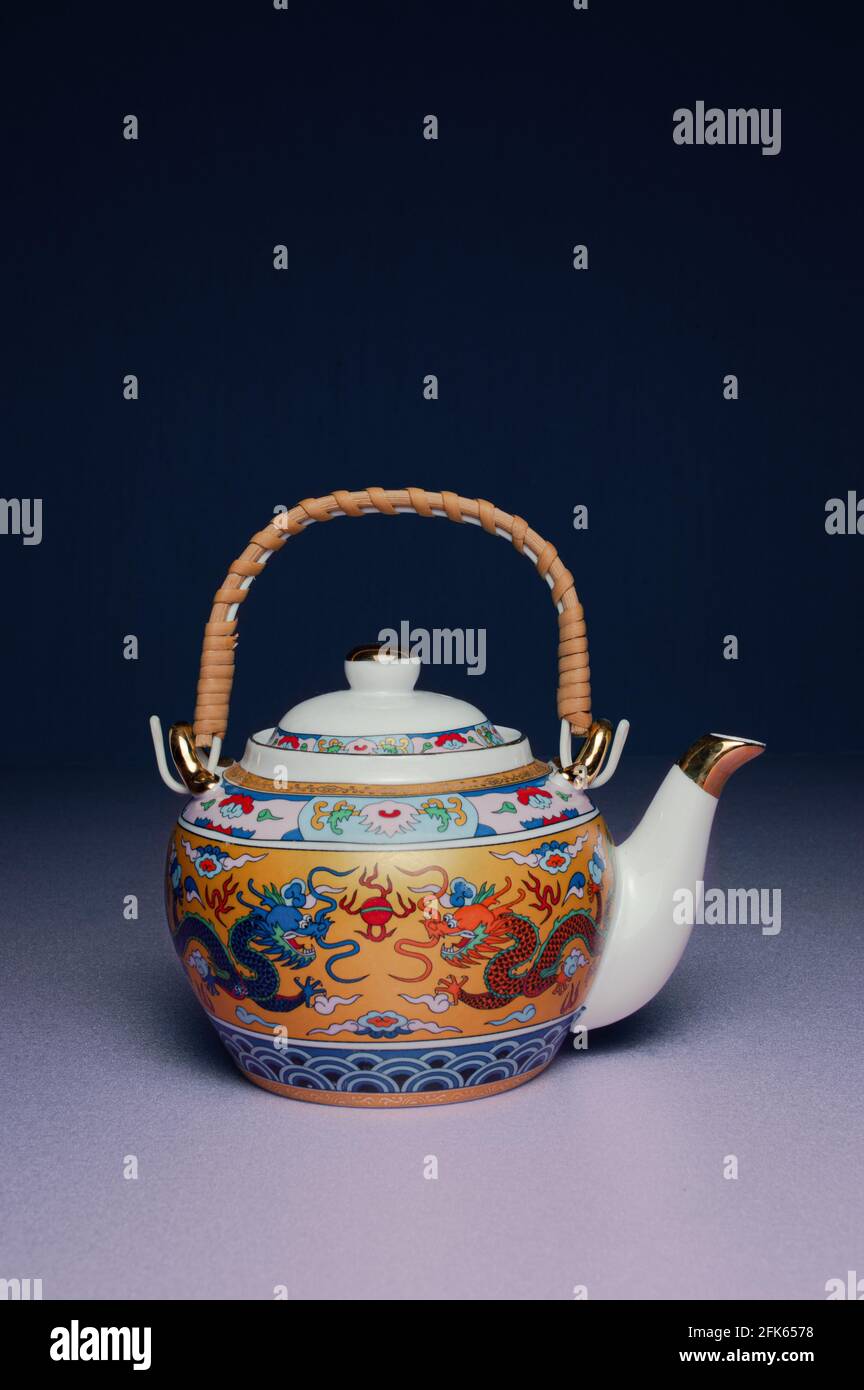 Bote de té de dragón chino Foto de stock