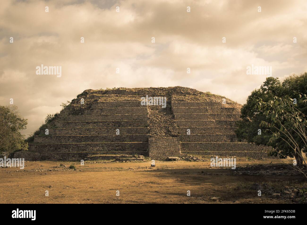 Ruinas de la pirámide de Kinich Kak Moo en el yacimiento arqueológico de Izamal, Yucatán, México Foto de stock