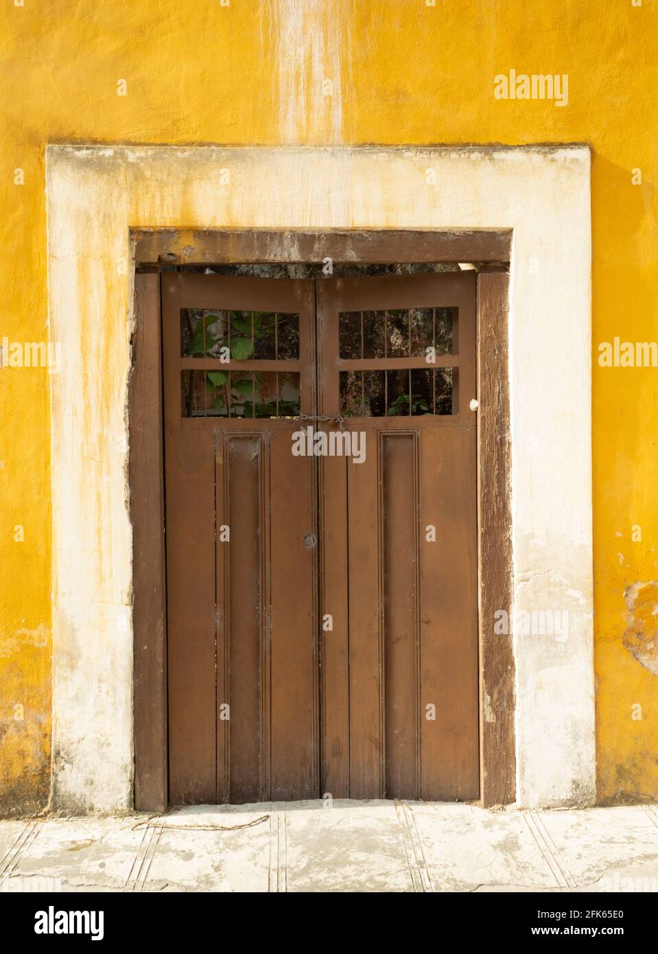 Puerta de Izamal en casa abandonada. Yucatán, México. Foto de stock