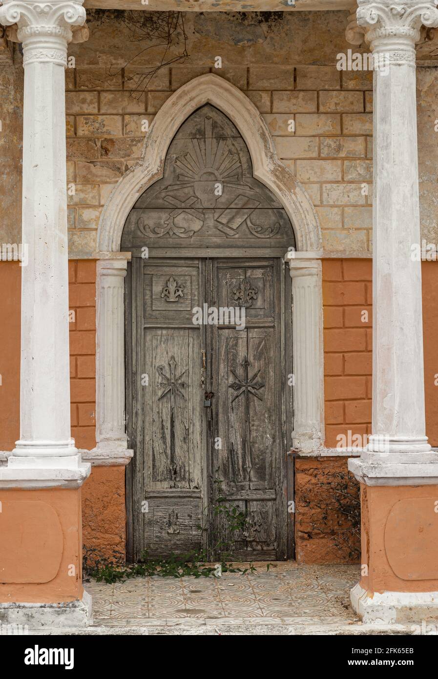 Antigua puerta de madera tallada mausoleo en Izamal, México Foto de stock