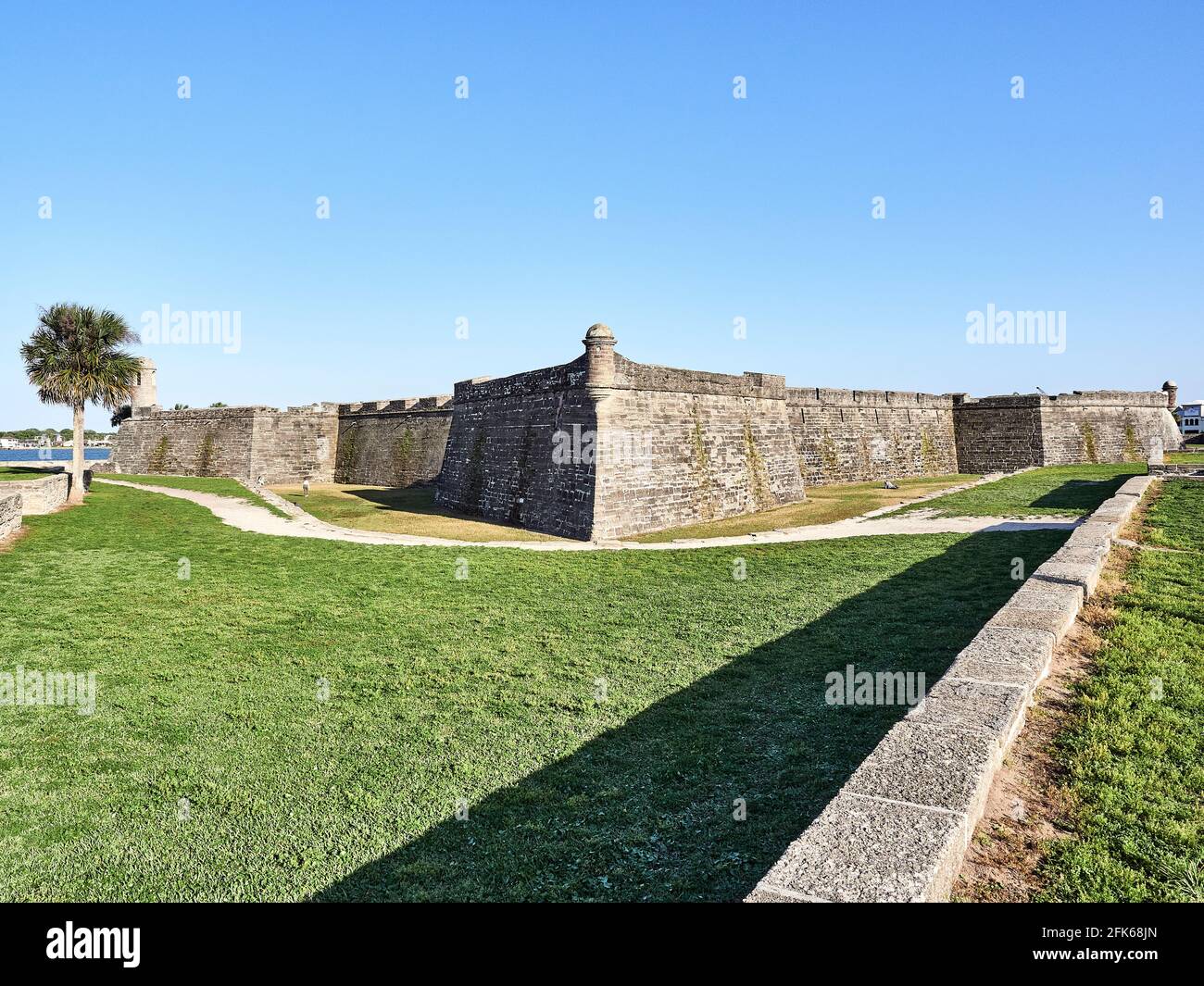 Castillo de San Marcos Una gran fortaleza o fortaleza de piedra española construida en el siglo XVII protege el puerto en St. Augustine, Florida, Estados Unidos. Foto de stock