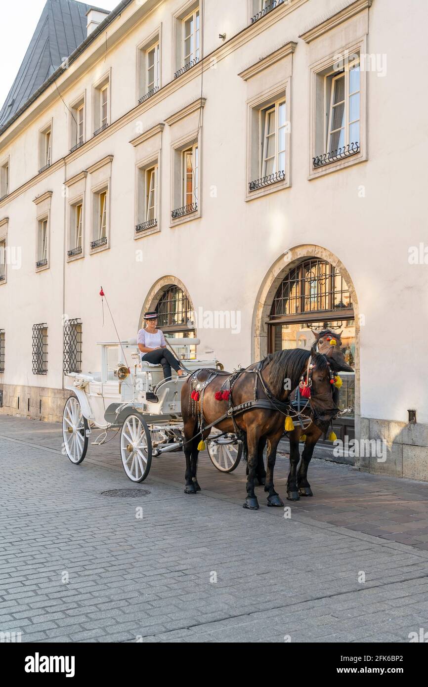 Cracovia Polonia Agosto 2020. Taxi a caballo , Cracovia, Ciudad Vieja, pequeña polonia, Polonia Europa Foto de stock