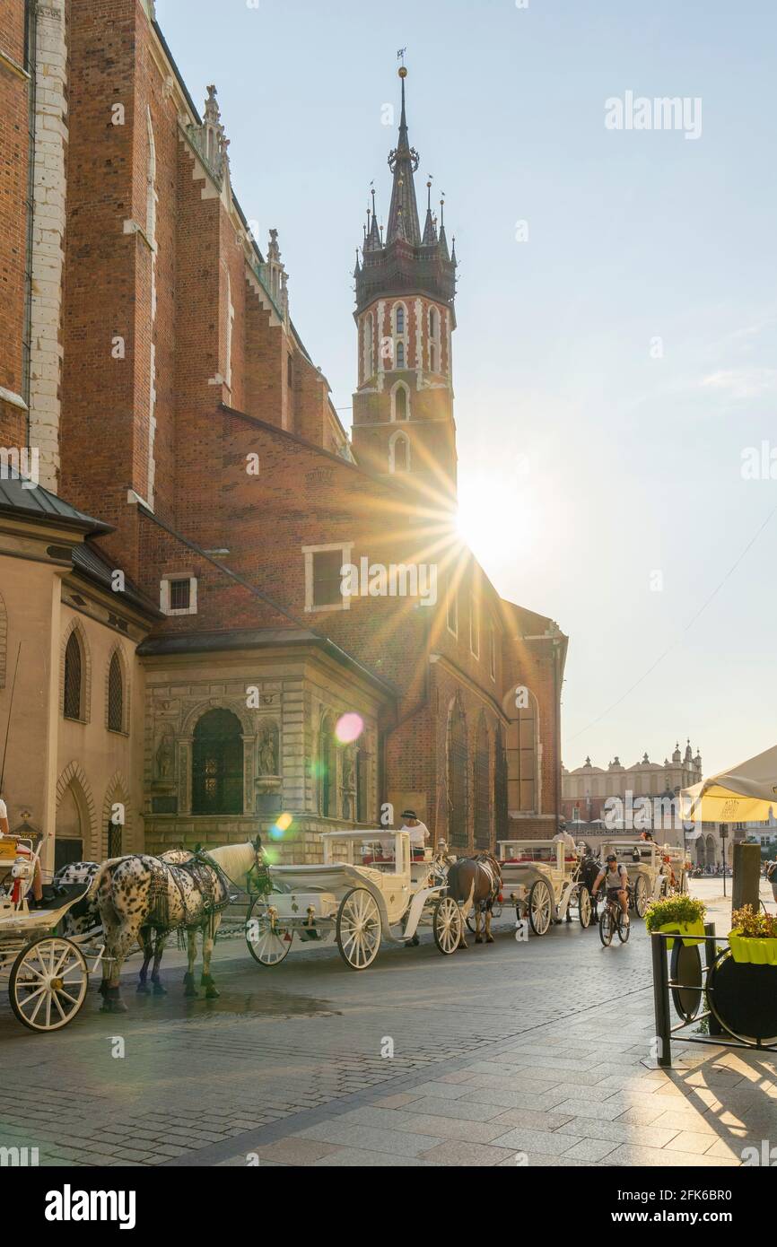 Cracovia Polonia Agosto 2020. Taxis a caballo fuera de la Basílica de San Marys, Cracovia, Ciudad Vieja, pequeña polonia, Polonia Foto de stock