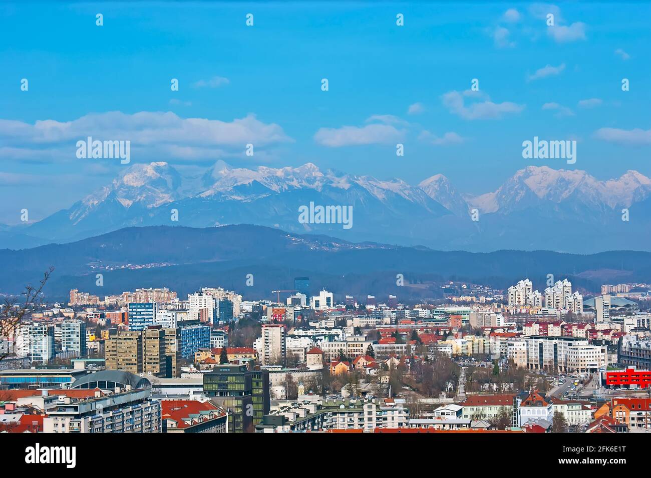Disfrute de las vistas desde la Torre Panorámica del Castillo de Ljubljana, que observa los distritos de la ciudad y la cordillera de los Alpes Julianos en el fondo, S Foto de stock