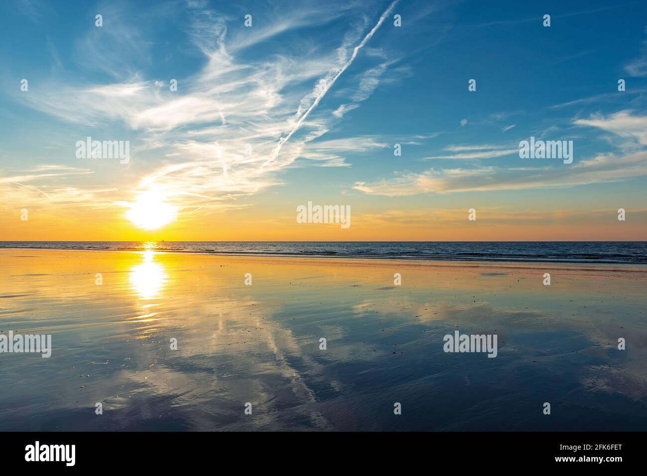 Puesta de sol en la playa del Mar del Norte, Oostende (Ostende), Bélgica. Foto de stock