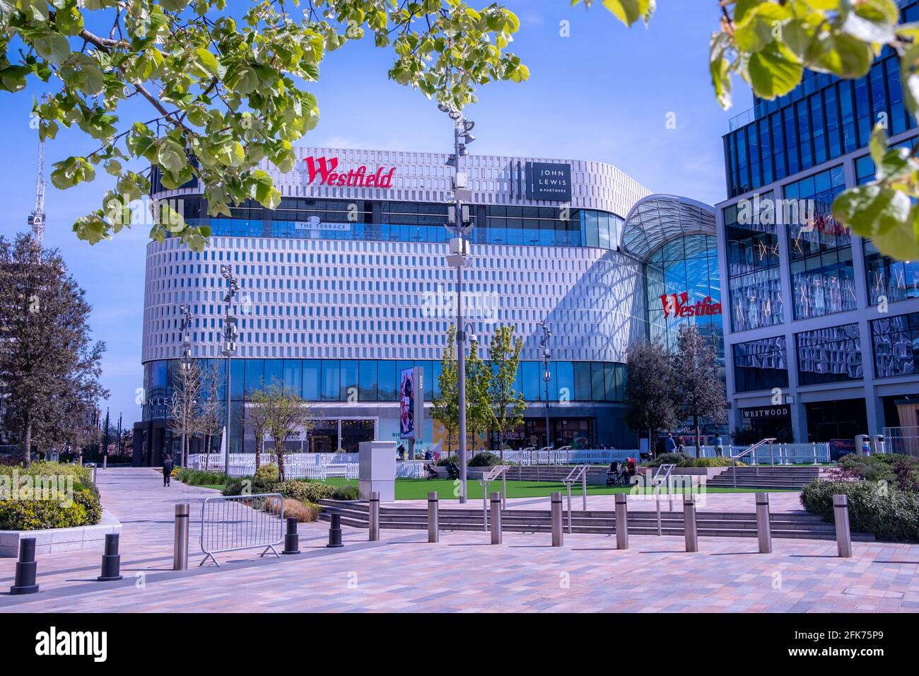 Londres- Abril 2021: Centro Comercial Westfield en Shepherds Bush. Gran centro de venta al por menor cubierto con muchas calles altas y cadenas de lujo. Foto de stock