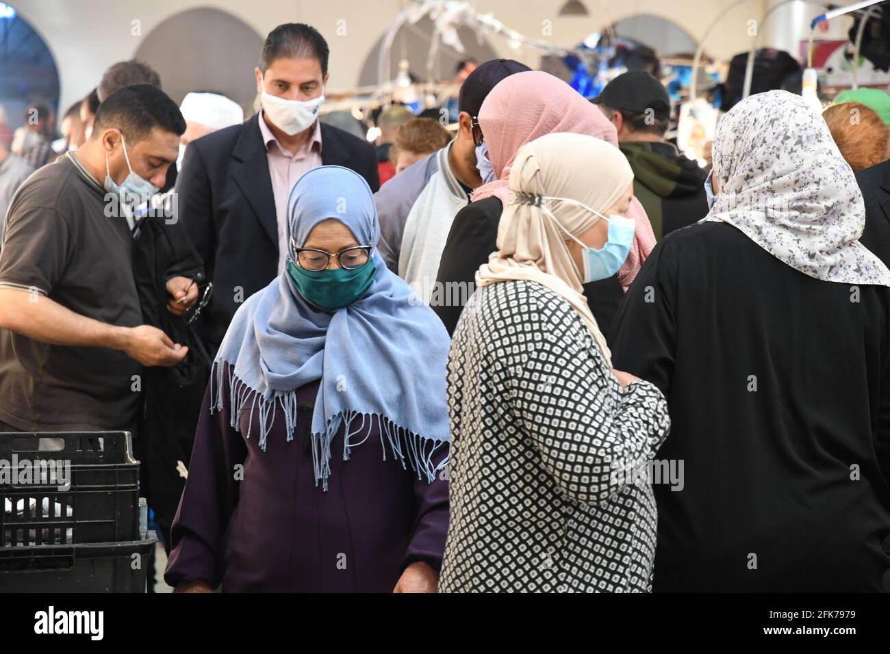 Túnez, Túnez. 28th de Abr de 2021. Las personas que llevan máscaras caminan en una calle del centro de Túnez, Túnez, 28 de abril de 2021. En medio del aumento de los casos de COVID-19 en Túnez, las autoridades tunecinas anunciaron el miércoles una serie de medidas más estrictas de prevención y control para frenar la propagación del virus. Crédito: Adel Ezzine/Xinhua/Alamy Live News Foto de stock