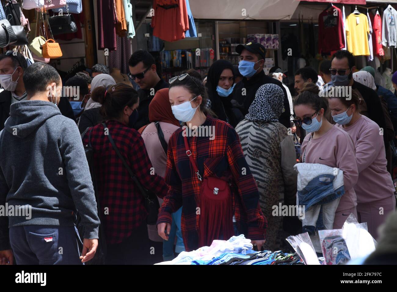 Túnez, Túnez. 28th de Abr de 2021. Las personas que llevan máscaras caminan en una calle del centro de Túnez, Túnez, 28 de abril de 2021. En medio del aumento de los casos de COVID-19 en Túnez, las autoridades tunecinas anunciaron el miércoles una serie de medidas más estrictas de prevención y control para frenar la propagación del virus. Crédito: Adel Ezzine/Xinhua/Alamy Live News Foto de stock