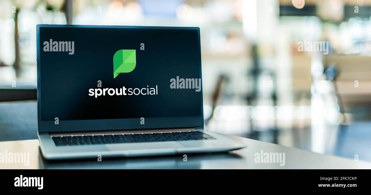 POZNAN, POL - 15 DE MARZO de 2021: Ordenador portátil con logotipo de Sprout Social, una plataforma de gestión de medios sociales para estrategias de marketing Foto de stock