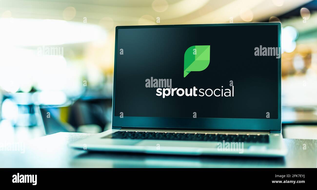 POZNAN, POL - 15 DE MARZO de 2021: Ordenador portátil con logotipo de Sprout Social, una plataforma de gestión de medios sociales para estrategias de marketing Foto de stock