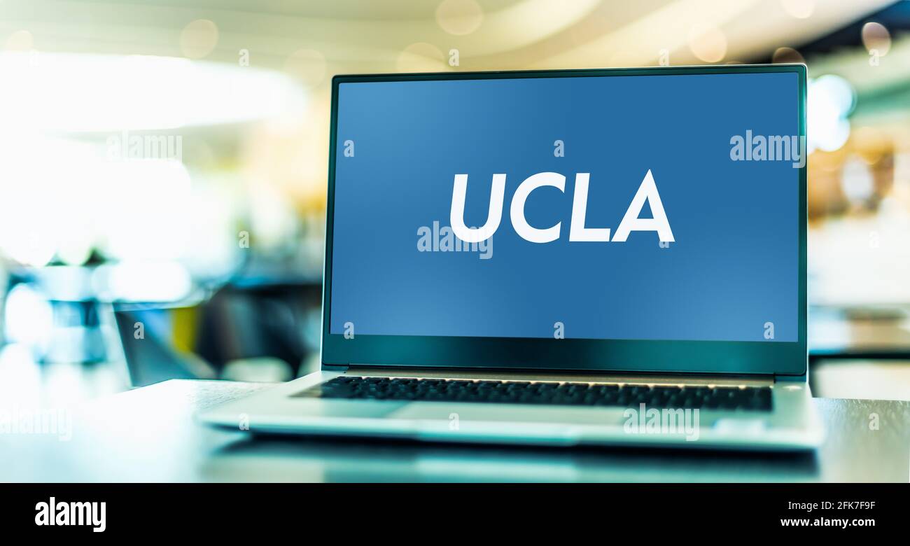 POZNAN, POL - 20 DE ABRIL de 2021: Ordenador portátil con el logotipo de la Universidad de California, Los Ángeles (UCLA), una universidad pública de investigación de la concesión de tierras Foto de stock