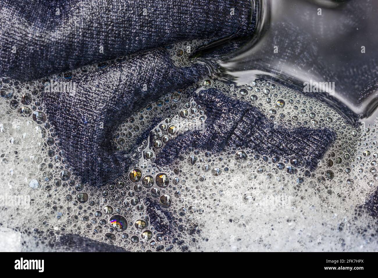 Primer plano de la ropa mojada empapada en jabón y agua adentro la lavadora  Fotografía de stock - Alamy
