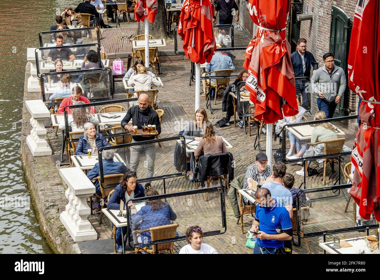 Visitantes de la terraza en el centro de Utrecht, Países Bajos el 28 de