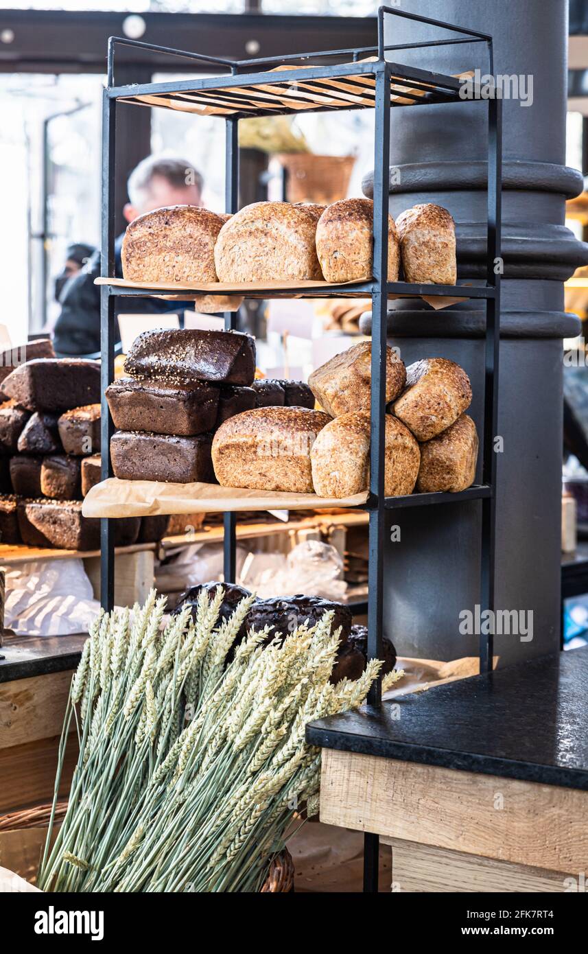 Variedad de pan artesano recién horneado en una estantería en la panadería.  Panes gourmet en venta. Enfoque selectivo Fotografía de stock - Alamy