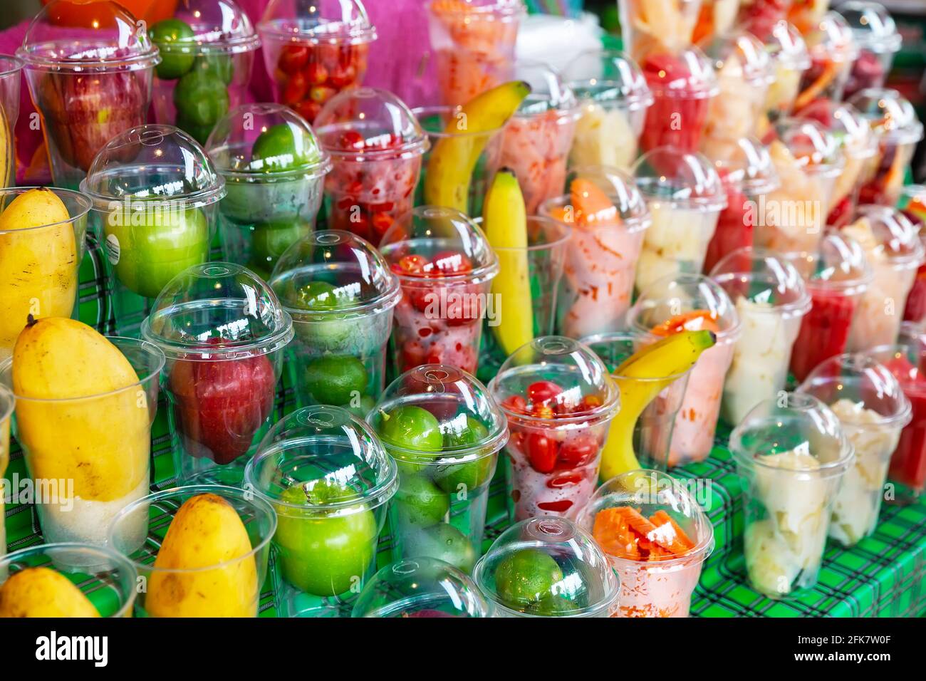 Mercado de frutas exóticas frescas en Asia. Frutas y verduras en un mercado en Tailandia. Frutas y verduras tropicales para la salud. Foto de stock