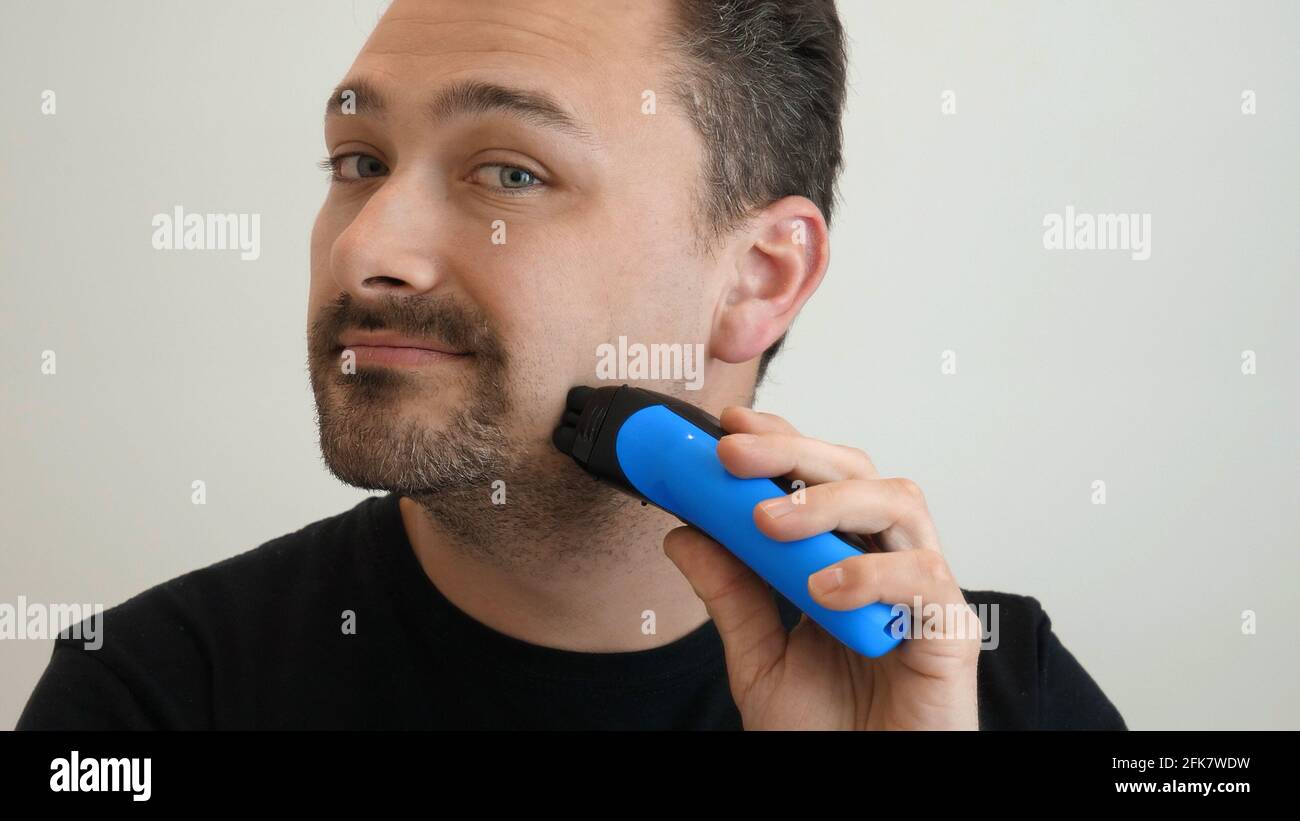 maquinilla de afeitar en manos de peluquero especialista. peluquero  afeitando a un hombre en una peluquería, primer plano. hombre con bigotes  afeitándose 11668397 Foto de stock en Vecteezy