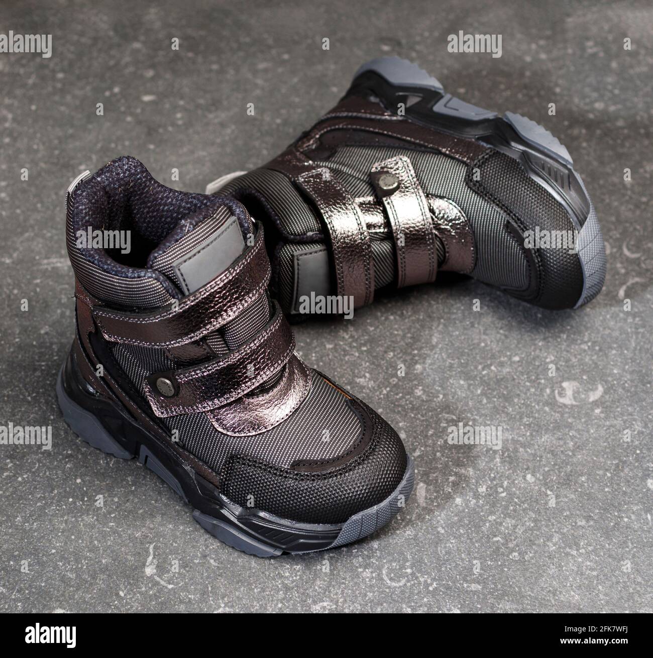 Un par de botas para caminar negras para niños fotografías e imágenes de  alta resolución - Alamy