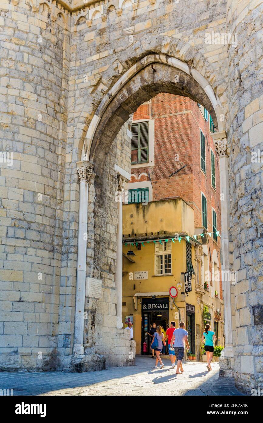 Génova, Liguria, Italia. La puerta de la Porta Soprana. Foto de stock
