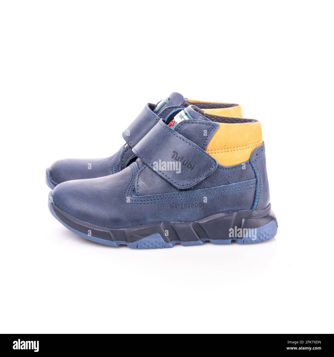 Vista lateral de las zapatillas de otoño impermeables azules para niños.  Aislado sobre fondo blanco Fotografía de stock - Alamy