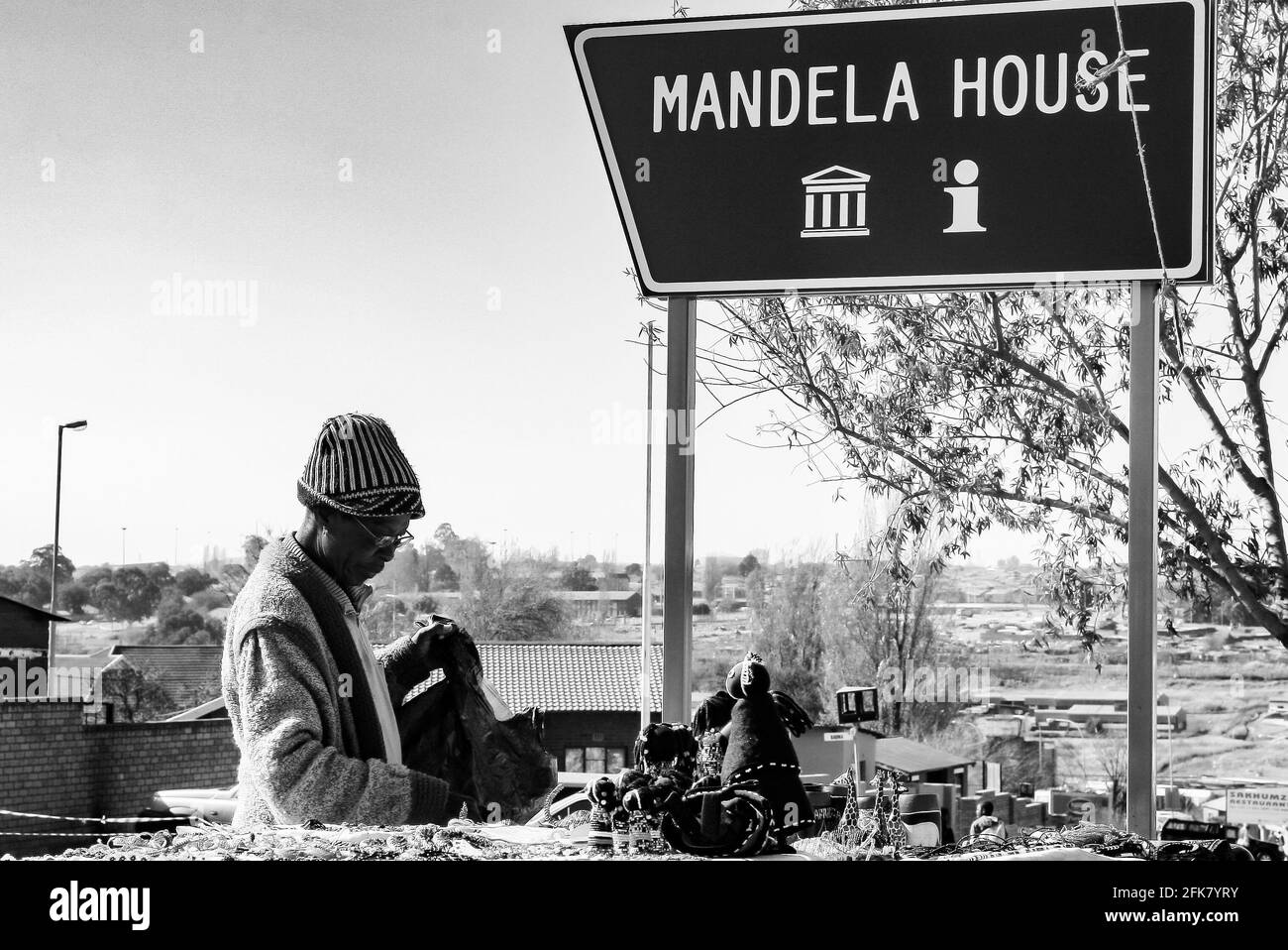 JOHANNESBURGO, SUDÁFRICA - 13 de marzo de 2021: Johannesburgo, Sudáfrica, 12 de julio de 2009, Vieja Señora vendiendo Curios Africanos a la venta fuera de Nelson Mandela Foto de stock