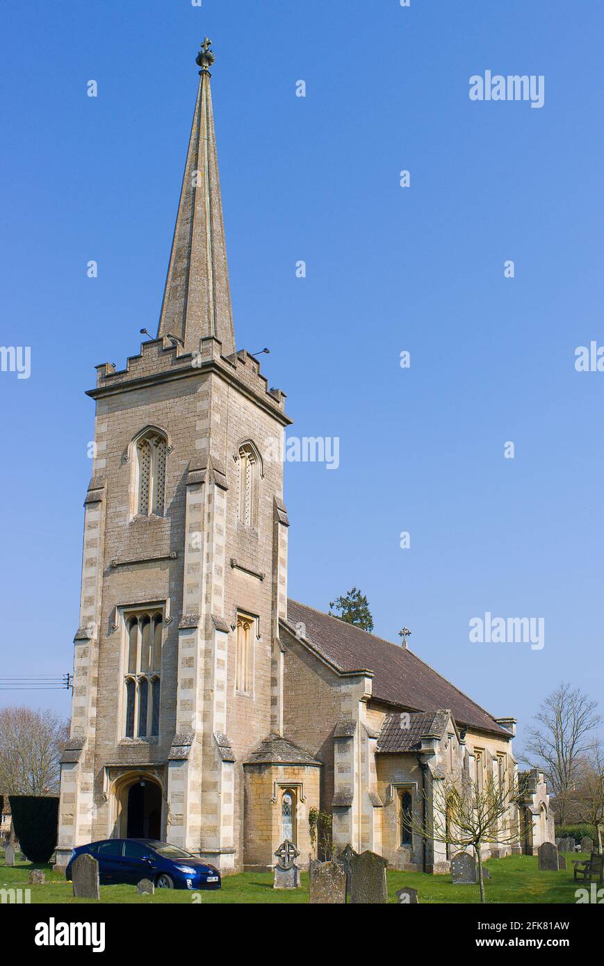 Una torre y una aguja combinadas caracterizan a esta Iglesia de Cristo Anglicana En Derry Hill Wiltshire, Inglaterra, Reino Unido Foto de stock