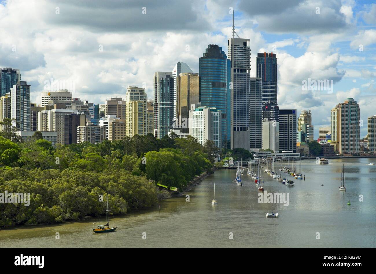 El río Brisbane es la característica geográfica definitoria de Brisbane, capital del estado de Queensland, Australia, vaciando en la bahía de Moreton en el mar del Coral Foto de stock