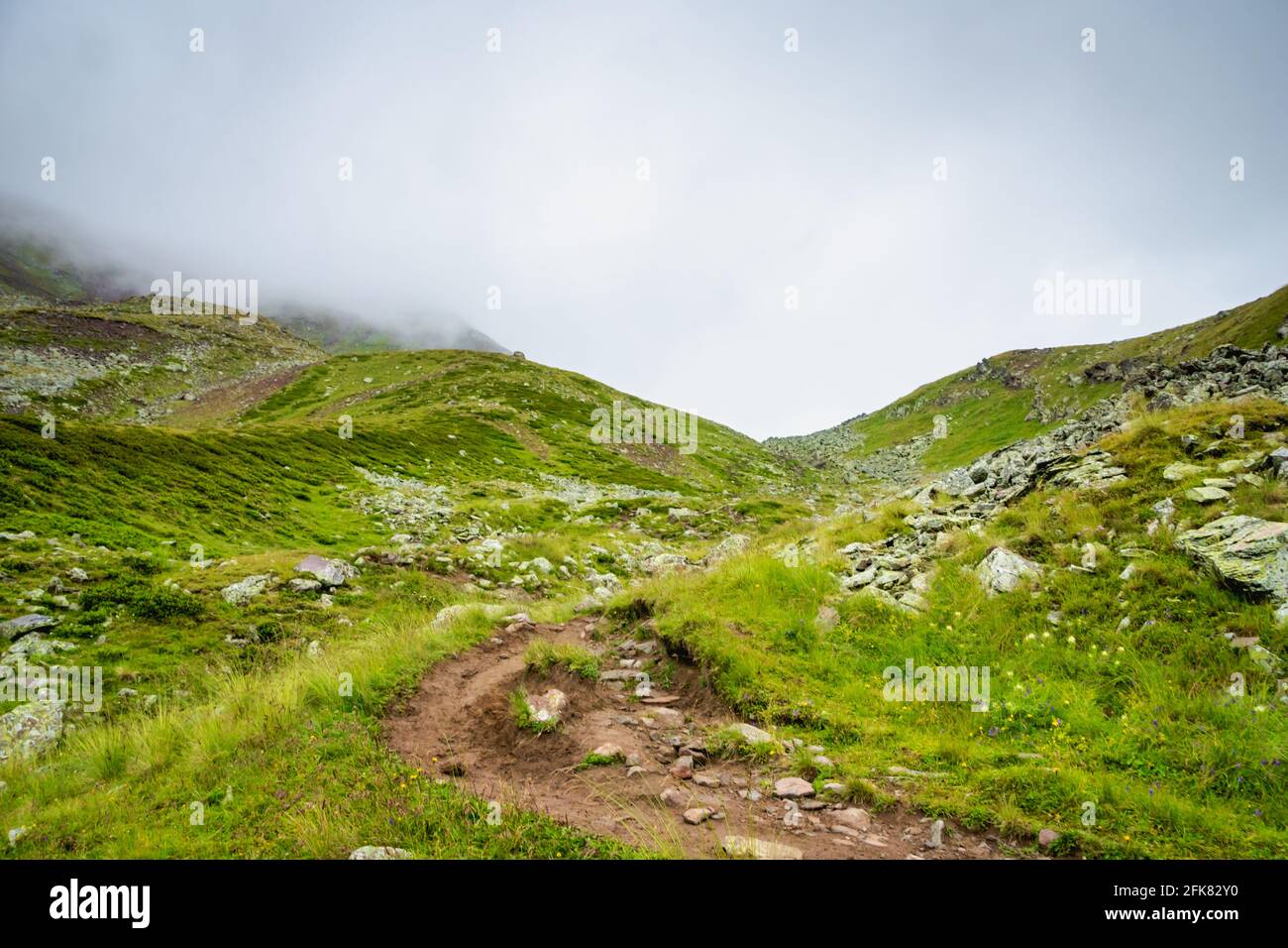 paisaje de montaña con espacio de copia - naturaleza, al aire libre, aventura, senderismo, Imagen conceptual de montañismo en el monte Kazbegi, Georgia Foto de stock