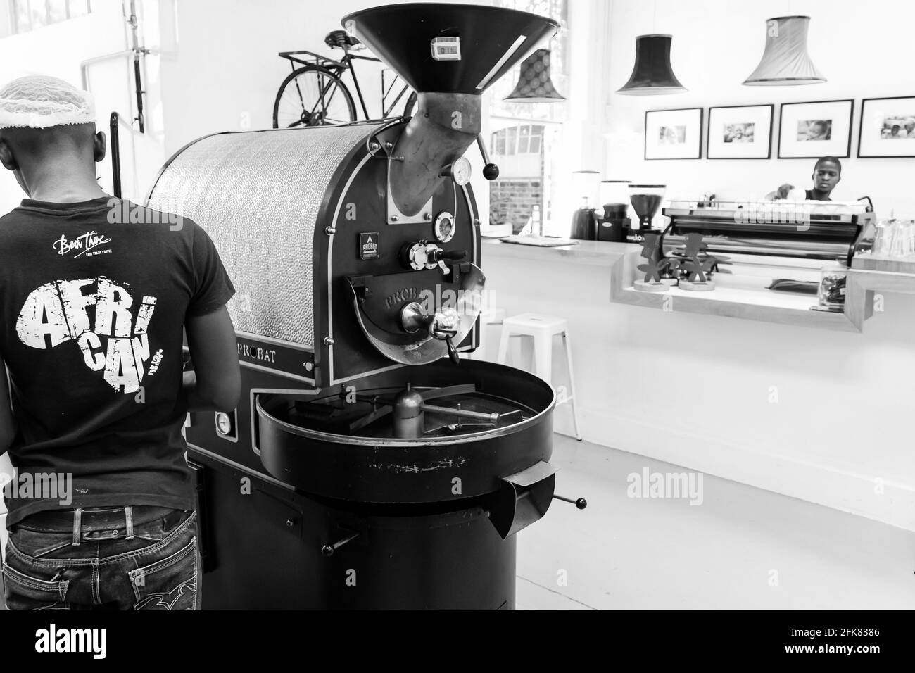 JOHANNESBURGO, SUDÁFRICA - Mar 13, 2021: Johannesburgo, Sudáfrica - Enero  14, 2013: Hombre Africano operando una máquina usada para asar granos de  café Fotografía de stock - Alamy