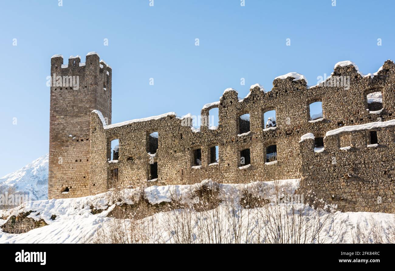 Castillo de Belfort en Trentino Alto Adige cerca de la aldea de Andalo en Non Valley, al norte de Italia, es un castillo medieval abandonado Foto de stock