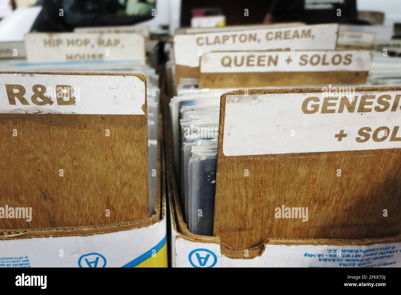 Un detalle / cerca de viejos discos de vinilo vintage organizados por artista y género musical en un puesto de mercado. Foto de stock